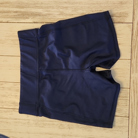 Womans Under Armour compression shorts size small - Picture 2 of 3